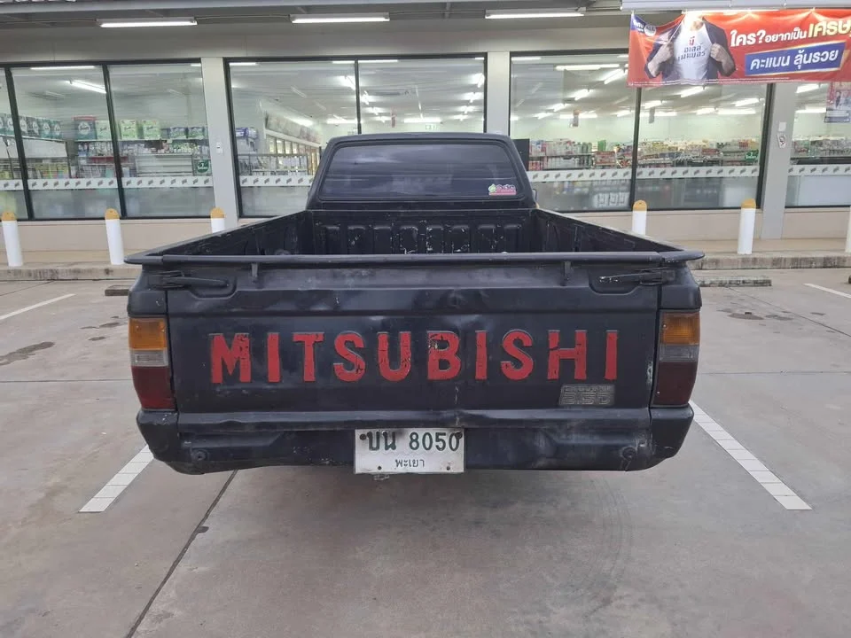 1991 Mitsubishi Triton II 2