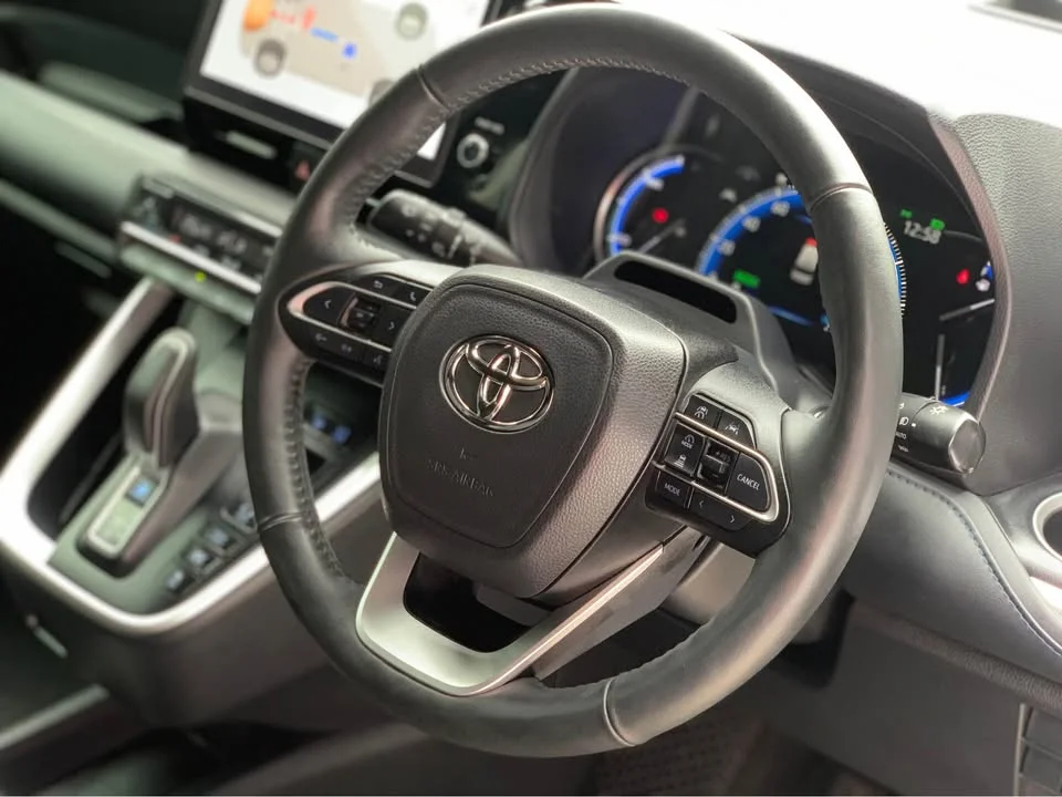 2023 Toyota Voxy IV 3
