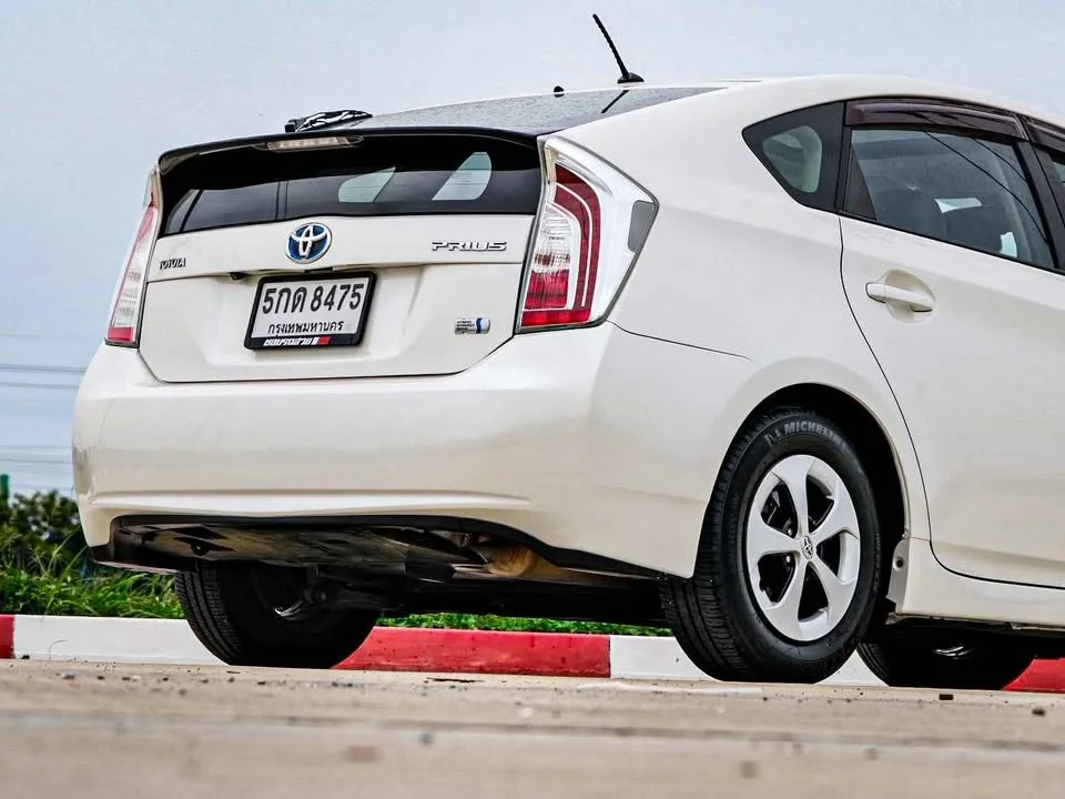 2013 Toyota Prius III 2