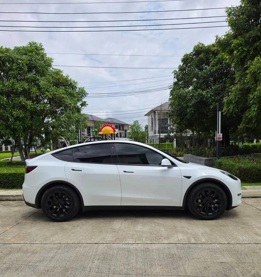 2023 Tesla Model Y 2
