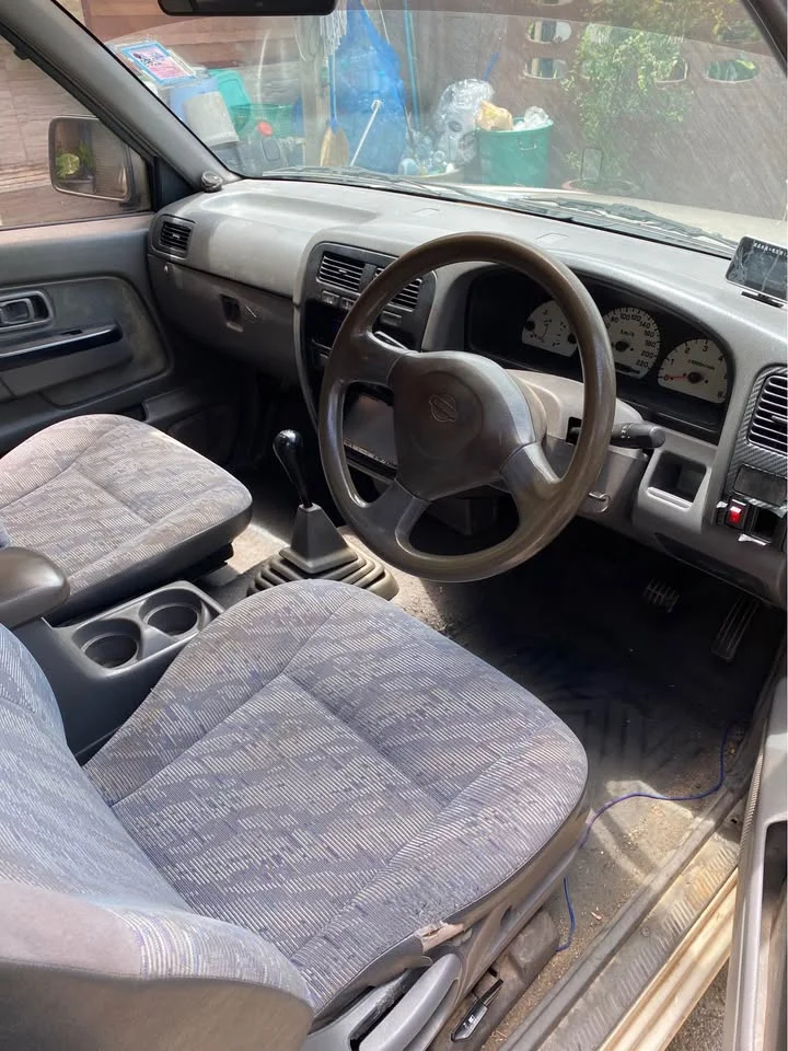 2000 Nissan Frontier I 3