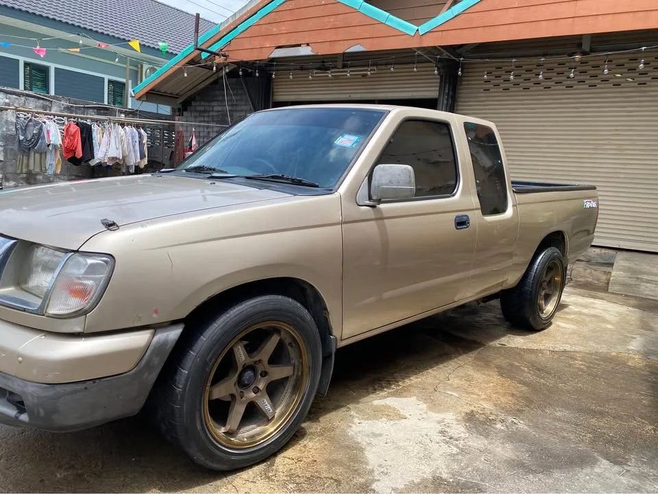 2000 Nissan Frontier I 2