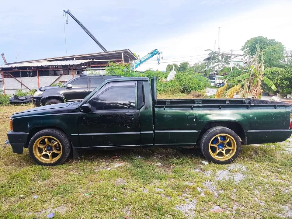 1990 Mitsubishi Triton II 3