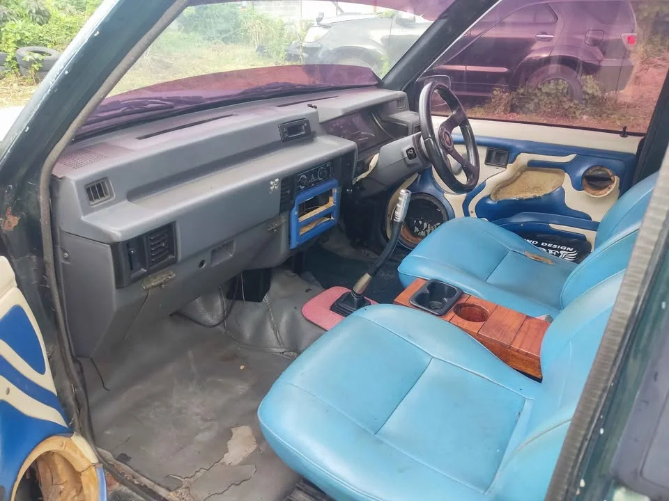 1990 Mitsubishi Triton II 2