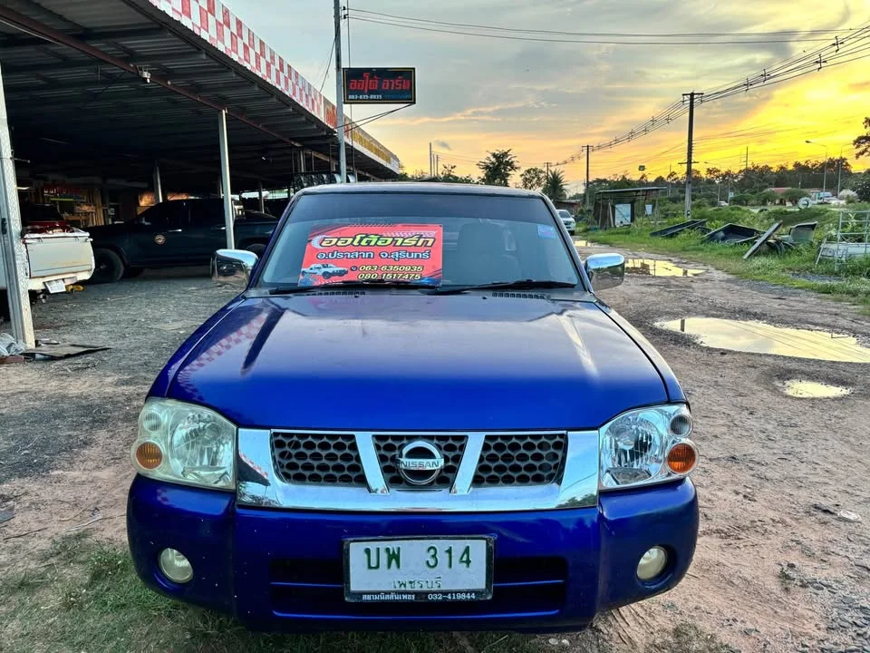 2004 Nissan Frontier I 3