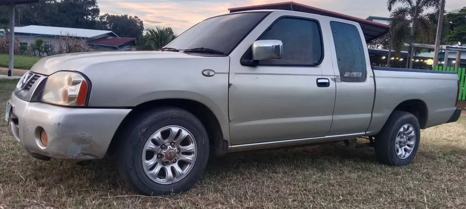 2004 Nissan Frontier I 3