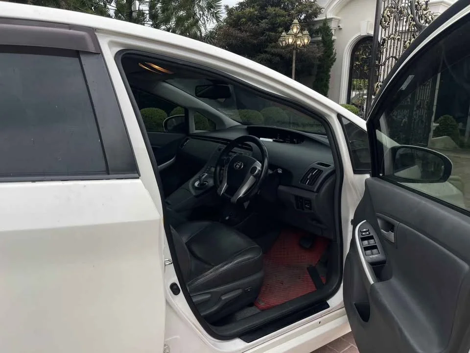 2012 Toyota Prius III 3