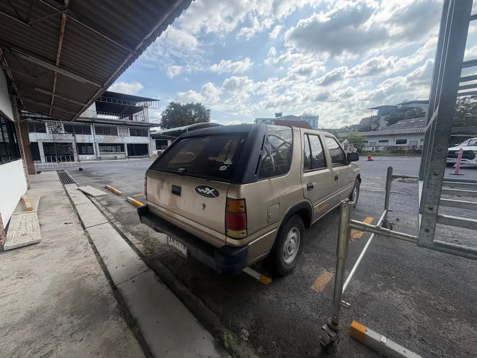1990 Isuzu Vega I 2