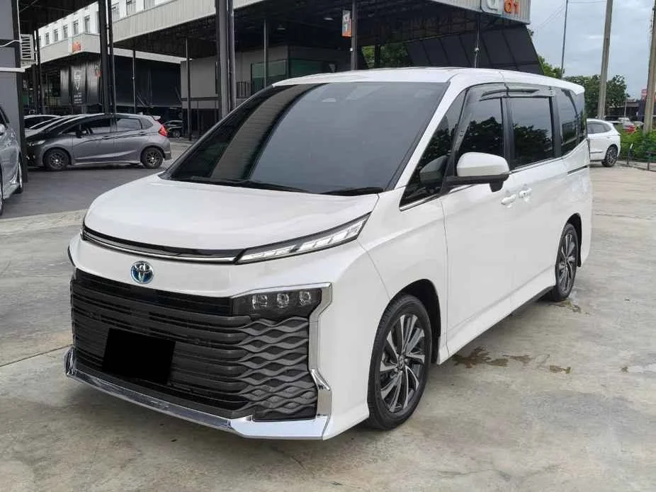 2023 Toyota Voxy IV 3