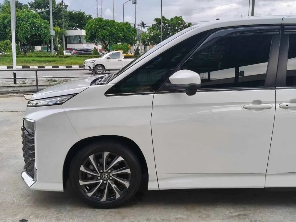 2023 Toyota Voxy IV 2