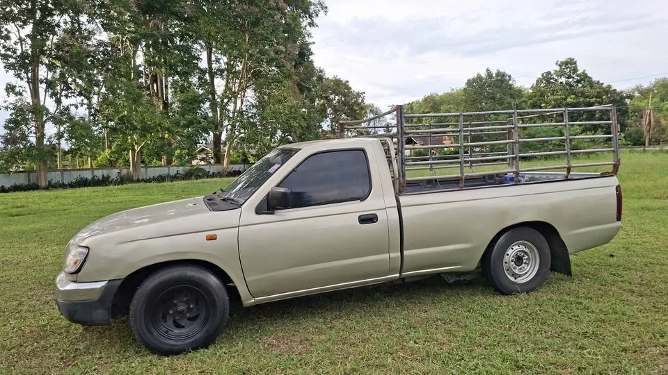 2000 Nissan Frontier I 2