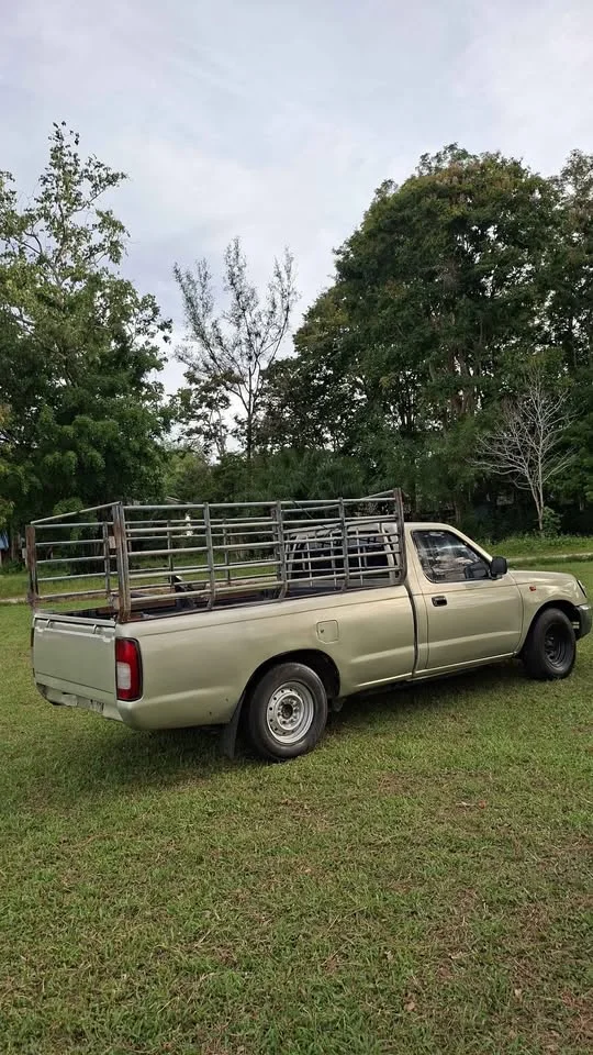 2000 Nissan Frontier I 3