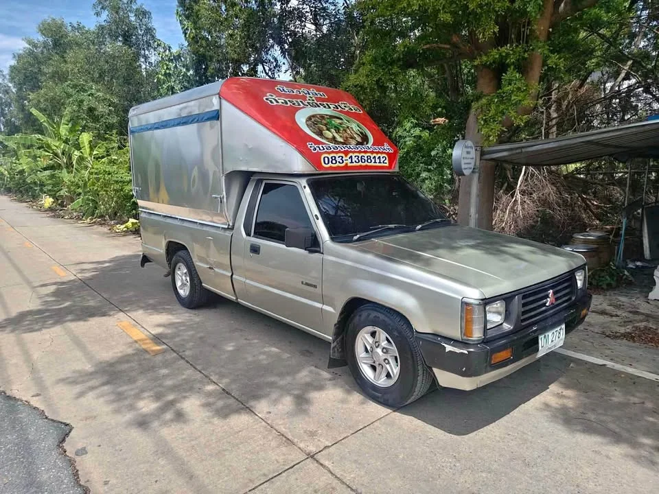 1995 Mitsubishi Triton II 2