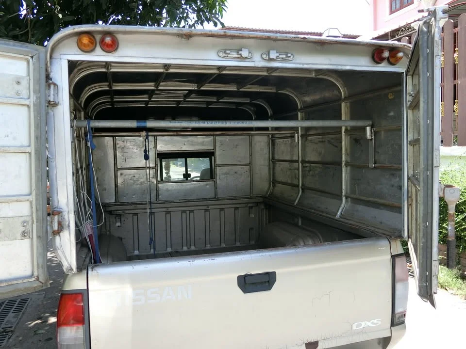 2000 Nissan Frontier I 3