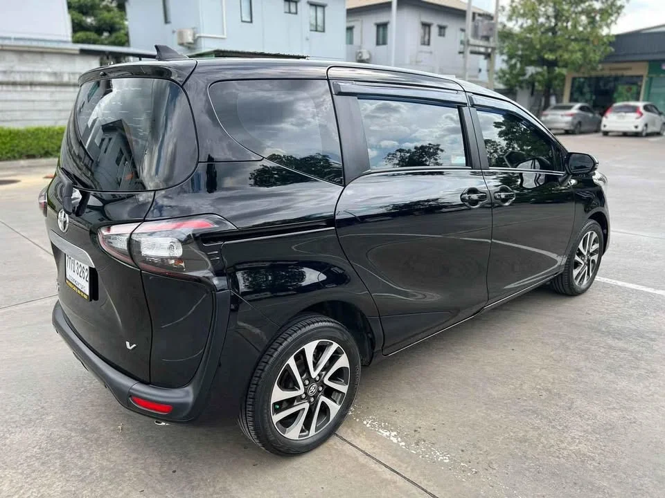 2017 Toyota Sienta II 2