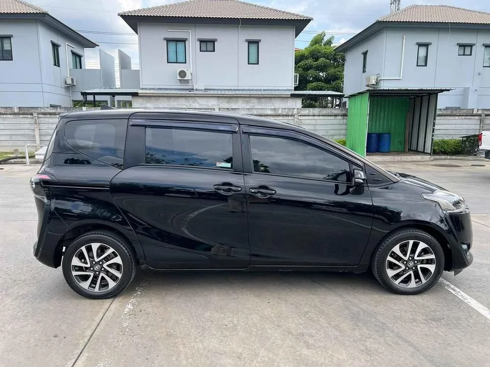 2017 Toyota Sienta II 3