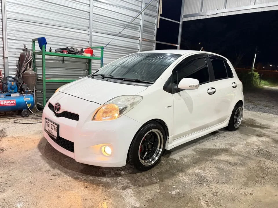 2012 Toyota Yaris II 2