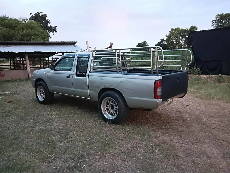 2004 Nissan Frontier I 3