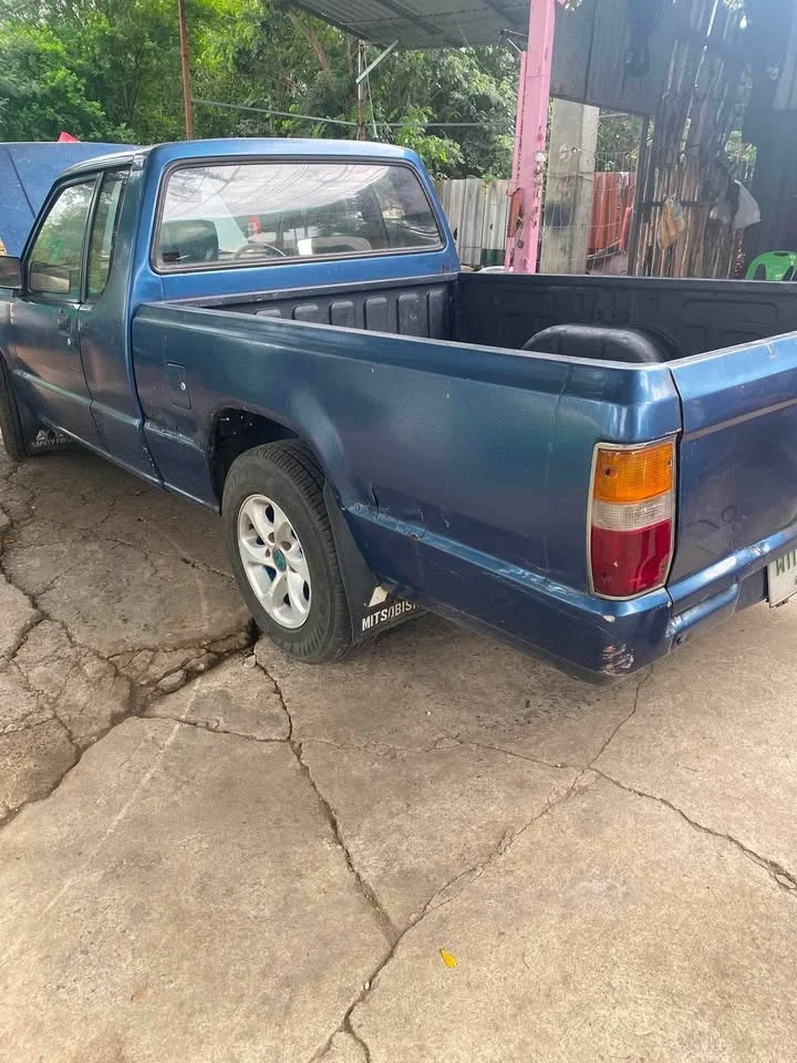 1995 Mitsubishi Triton II 3
