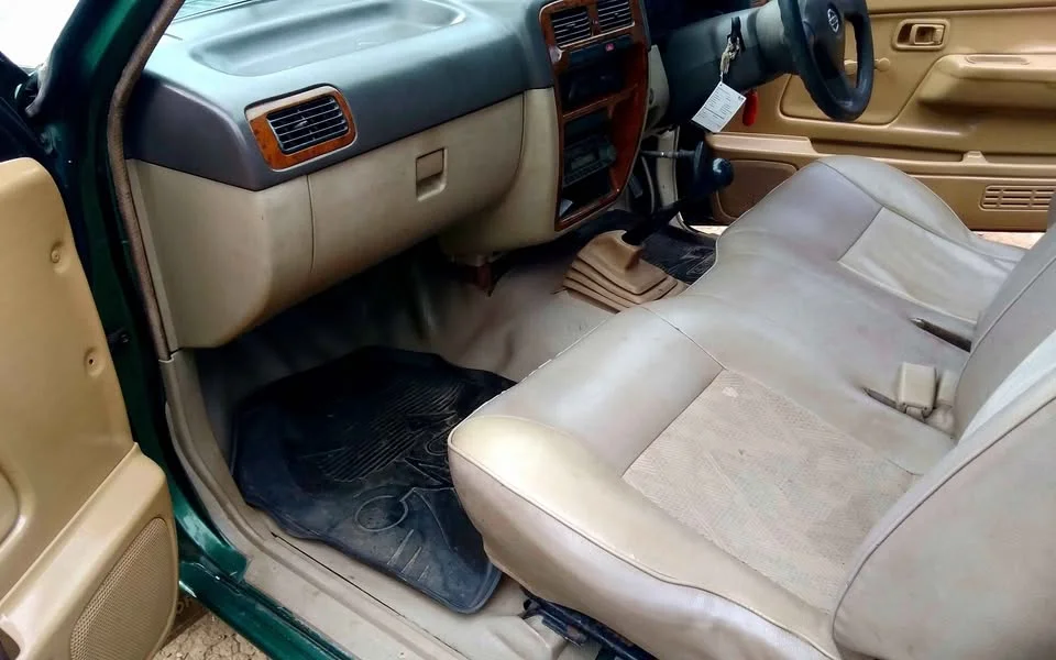 2002 Nissan Frontier I 3