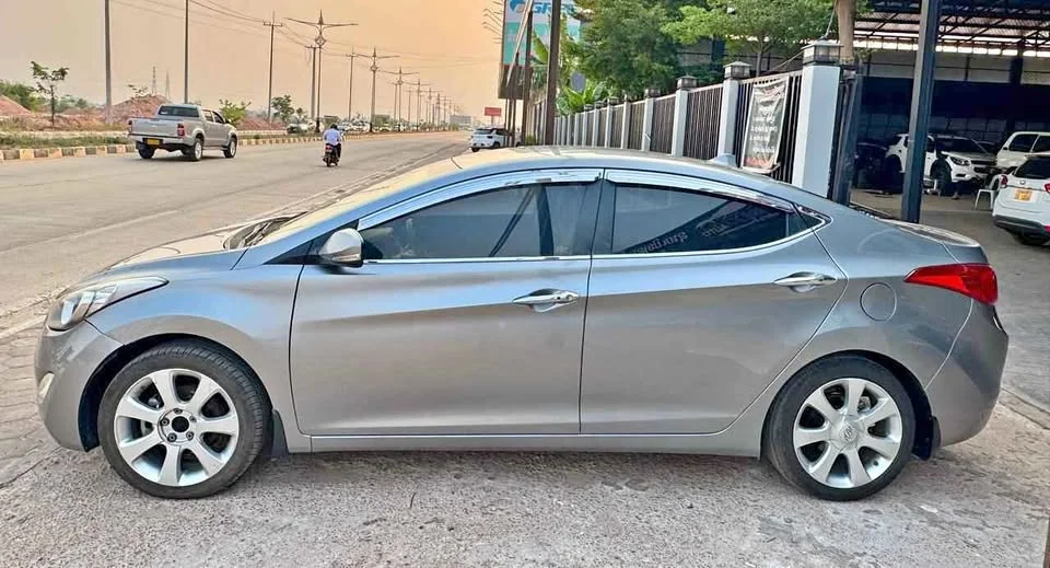 2012 Hyundai Elantra V 2