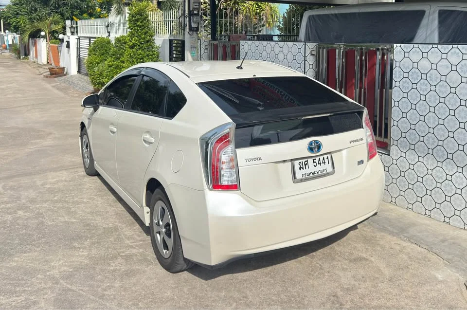 2012 Toyota Prius III 2