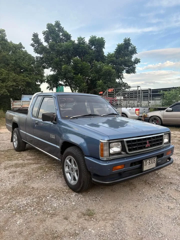 1993 Mitsubishi Triton II 2