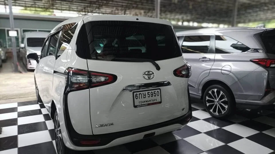 2017 Toyota Sienta II 2