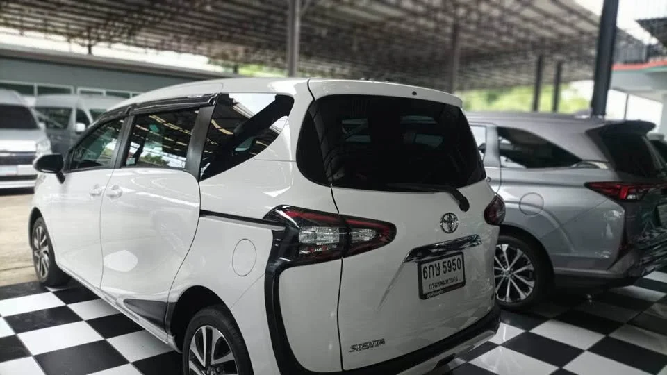 2017 Toyota Sienta II 3