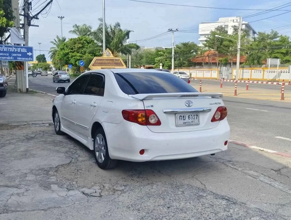 2010 Toyota Corolla Altis X (E140) 3