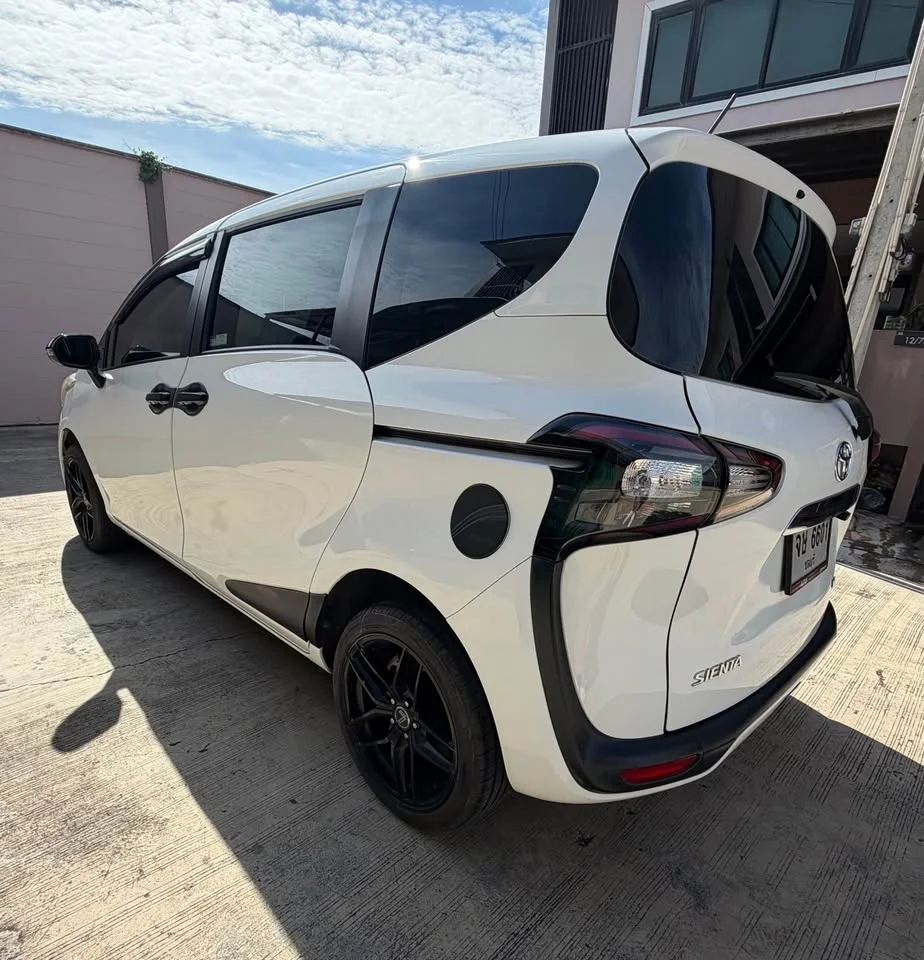 2017 Toyota Sienta II 3