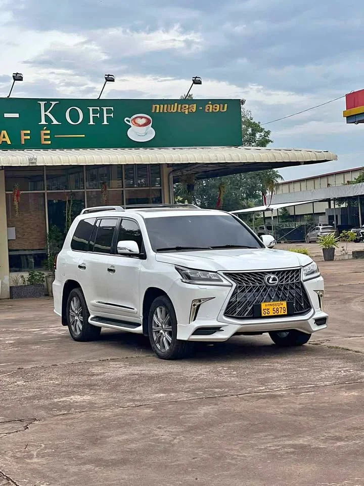 2013 Lexus LX III 3