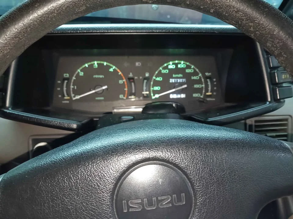 1996 Isuzu Vega I 3