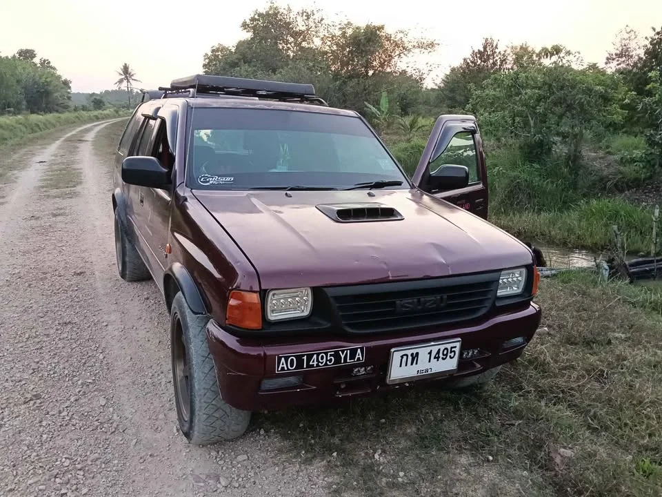 1996 Isuzu Vega I 2