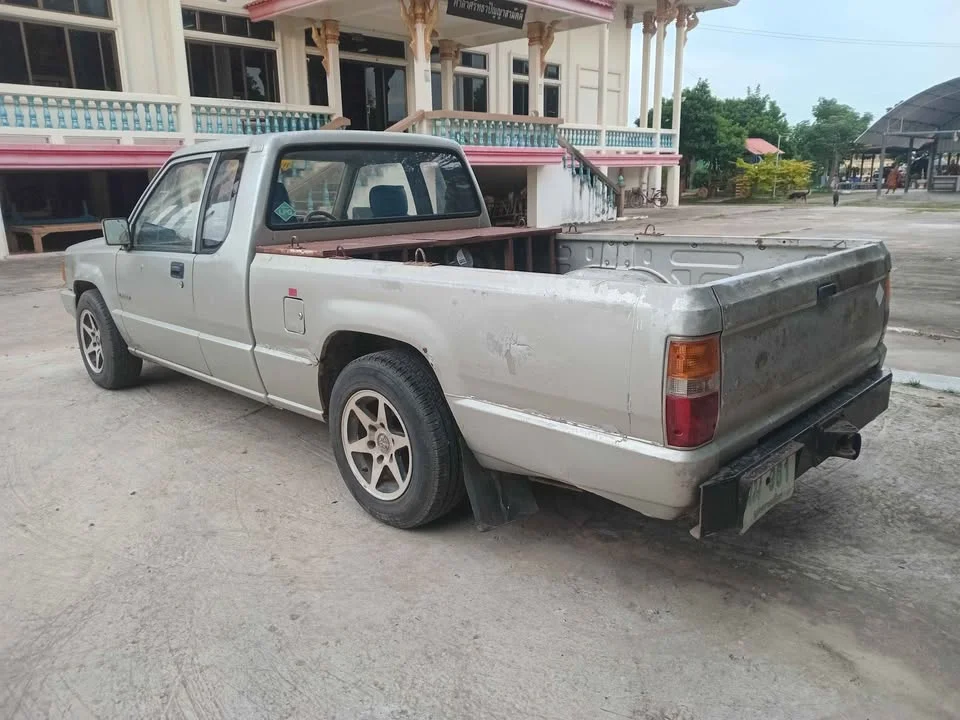 1995 Mitsubishi Triton II 2