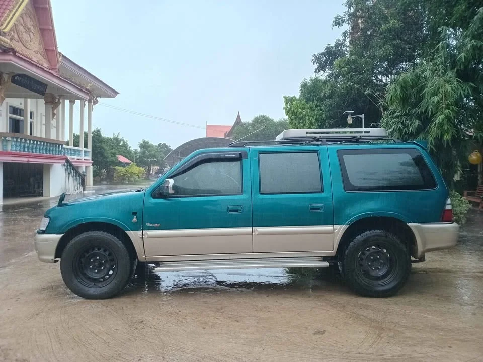 2001 Isuzu TR Grand Adventure I 3