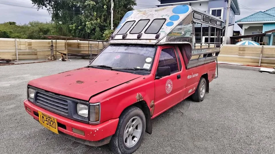 1990 Mitsubishi Triton II 2