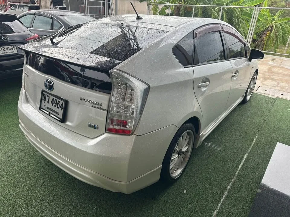 2011 Toyota Prius III 3