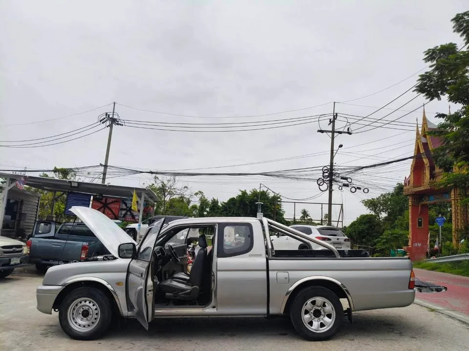 2002 Mitsubishi Strada III 2