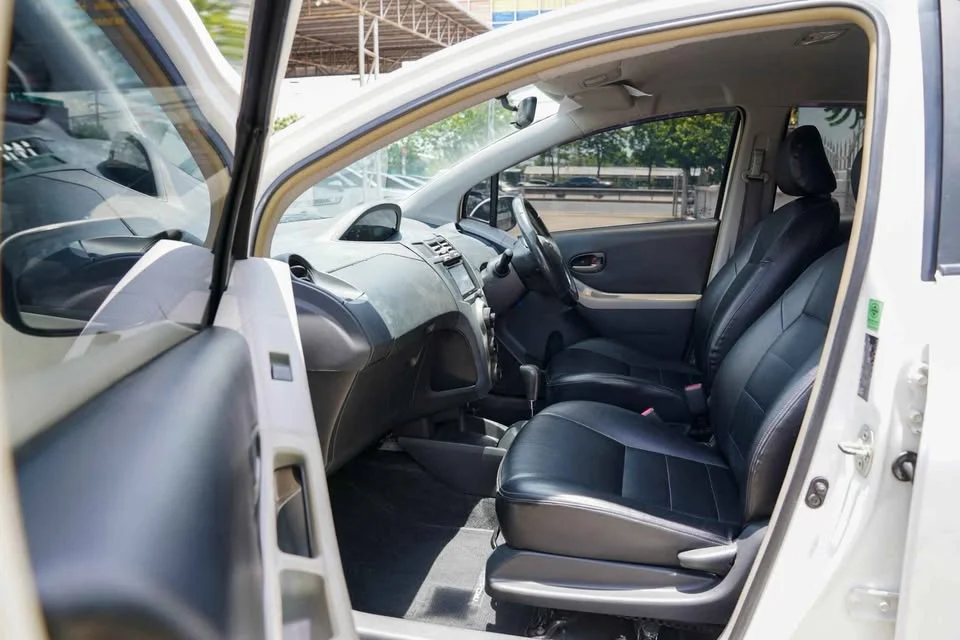 2010 Toyota Yaris II 2