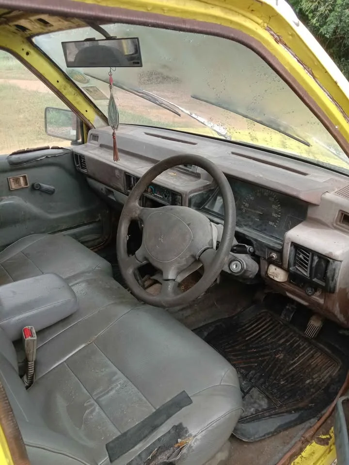 1990 Mitsubishi Triton II 3