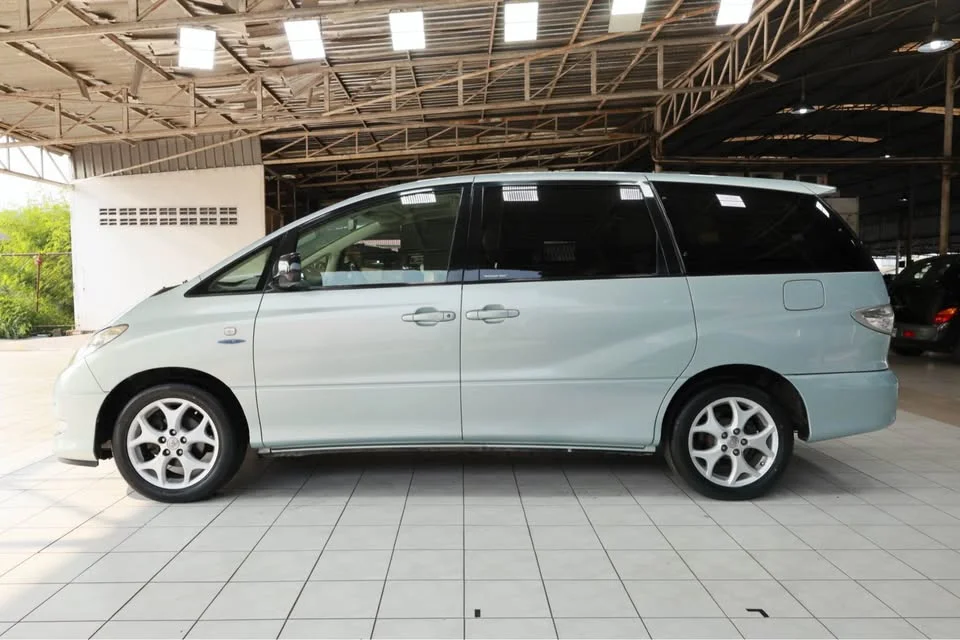2004 Toyota Estima II 2