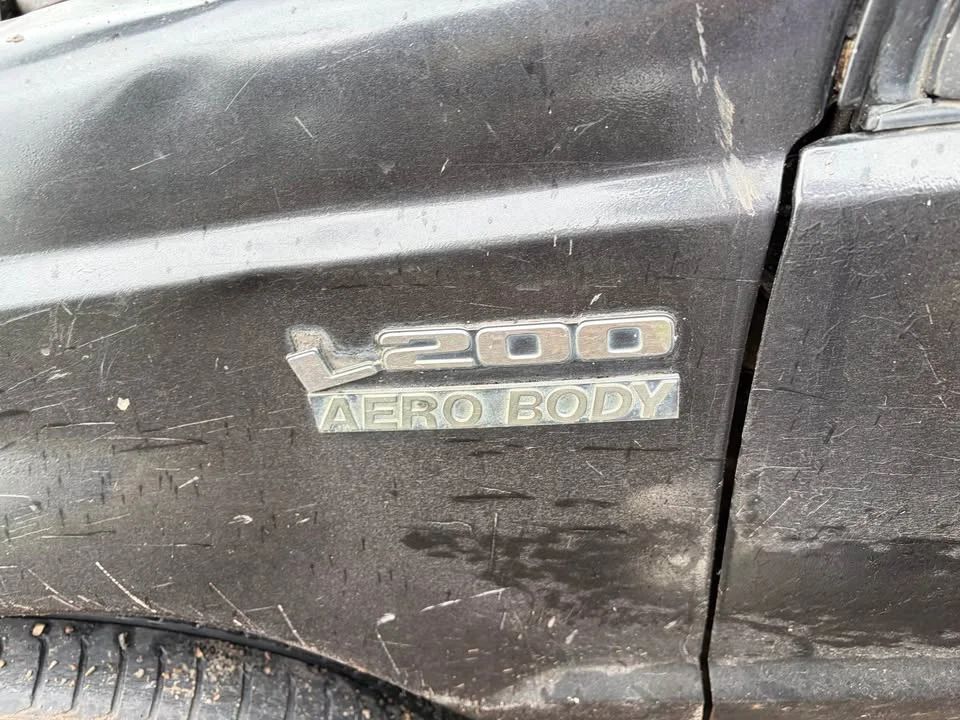 1990 Mitsubishi Triton II 2