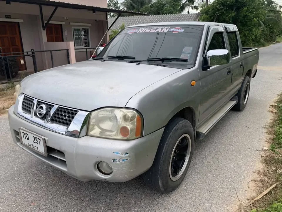 2002 Nissan Frontier I 3