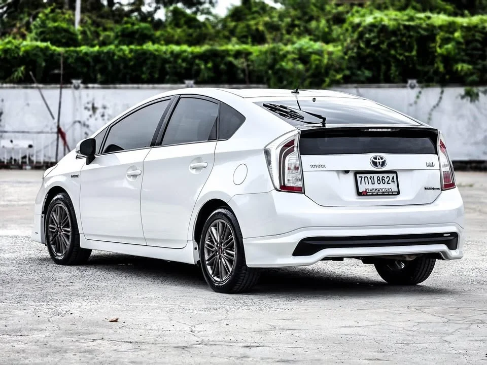 2012 Toyota Prius III 2