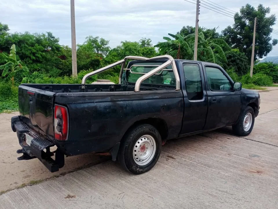 2000 Nissan Frontier I 2