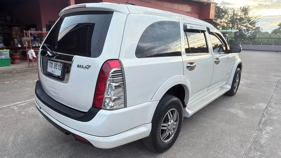 2010 Isuzu MU-7 2