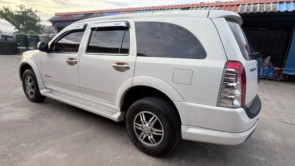 2010 Isuzu MU-7 3