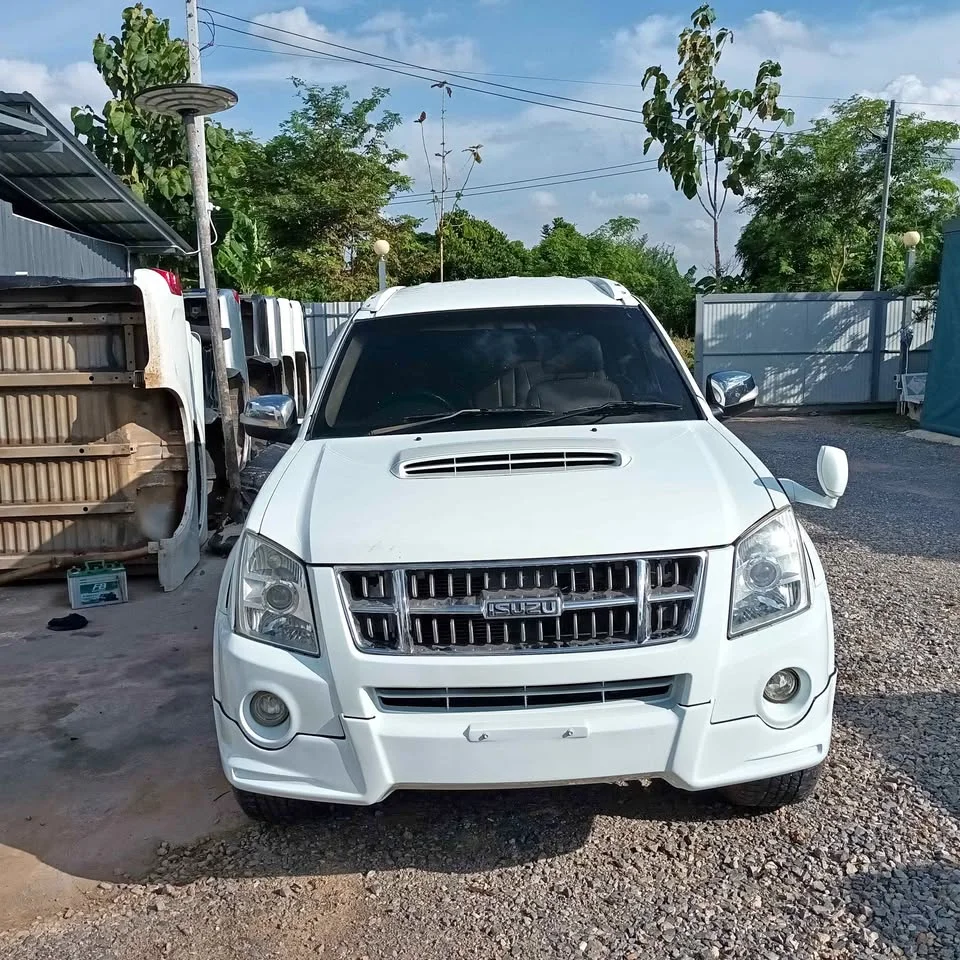 2012 Isuzu MU-7 2