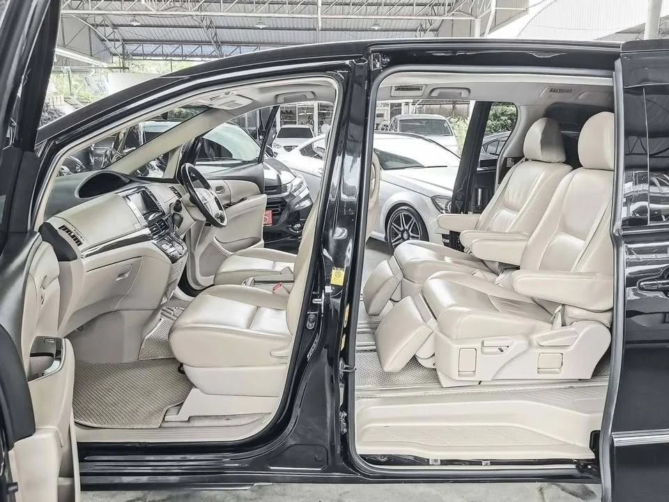2013 Toyota Estima III 2